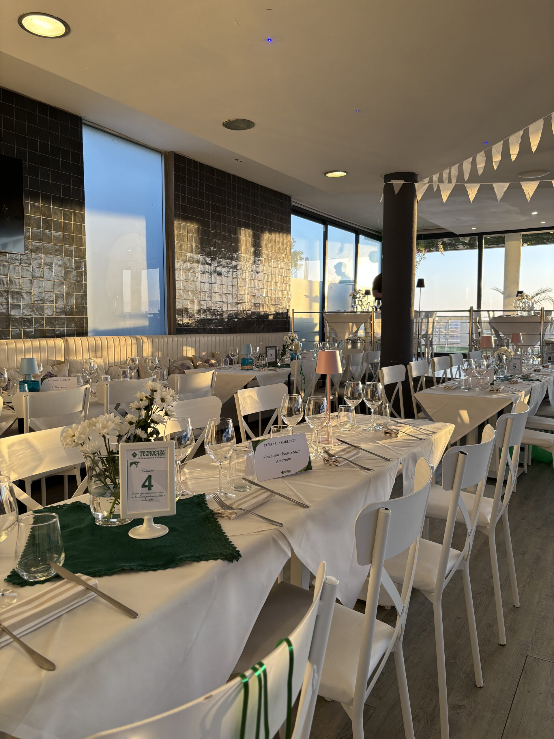Allestimento tavoli con colori Tecnocasa, verde e bianco — La Vela Tirrenia