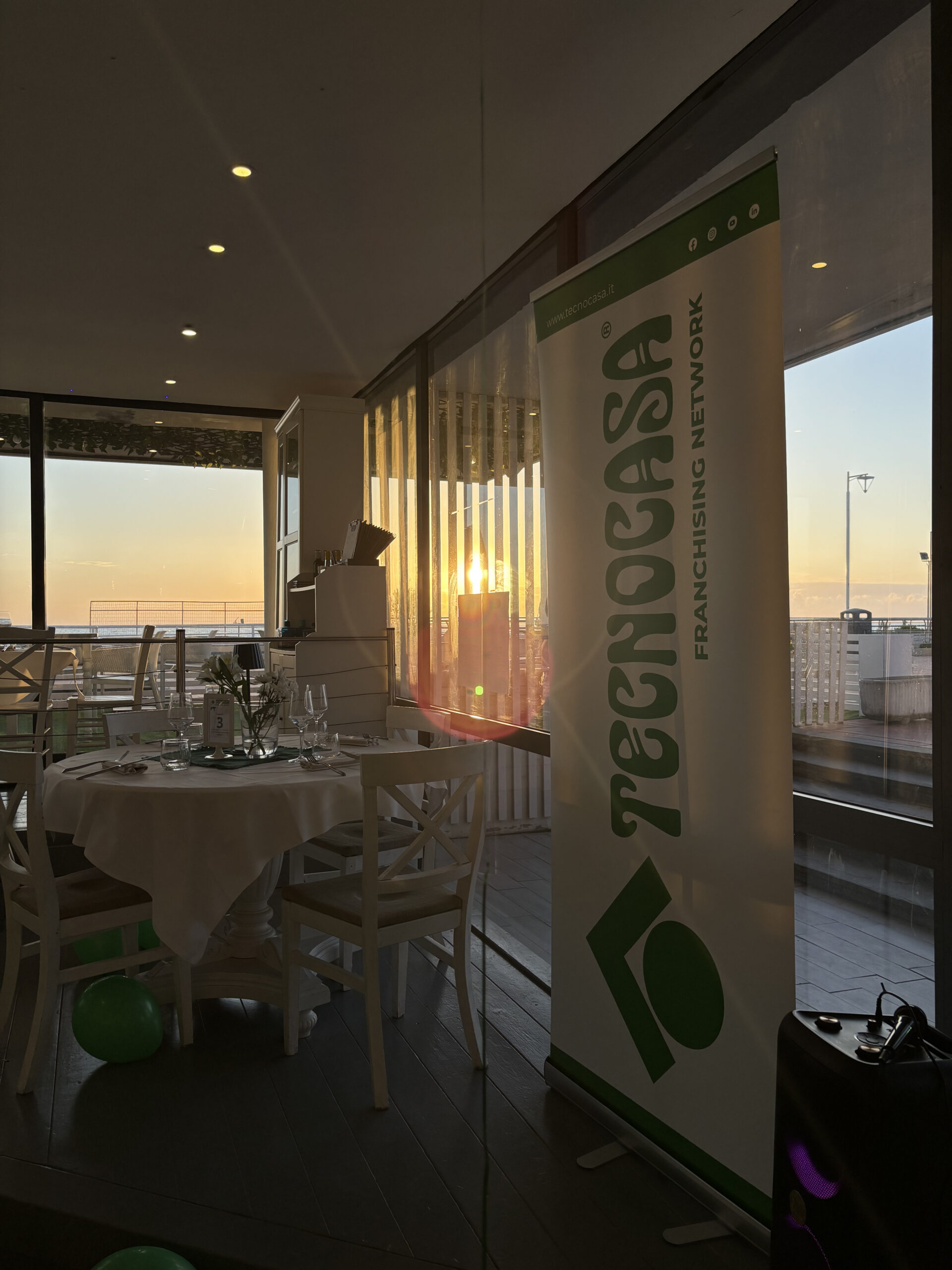 Tavoli organizzati per team di lavoro all'evento aziendale — La Vela Tirrenia