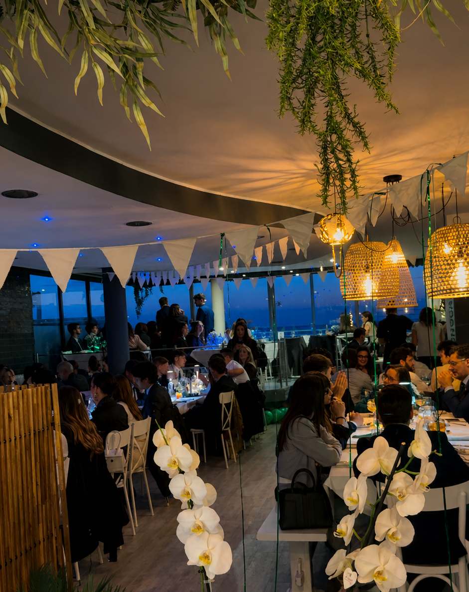 Sala interna vetrata con vista sul mare a Tirrenia