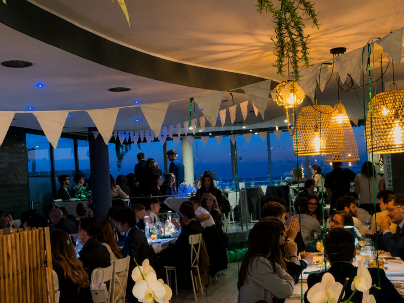 Sala interna vetrata con vista sul mare a Tirrenia